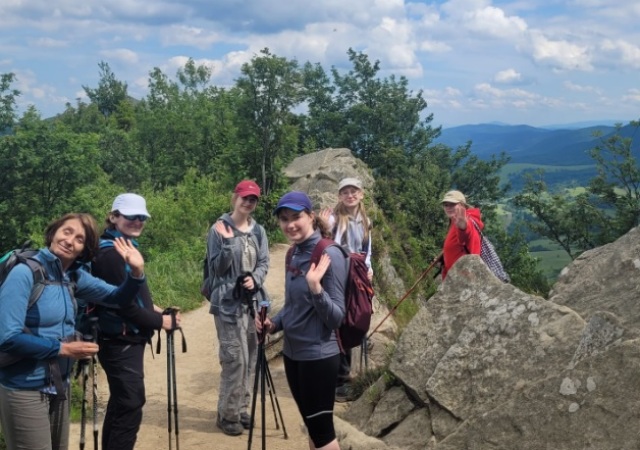Uczniowie na bieszczadzkim szlaku.